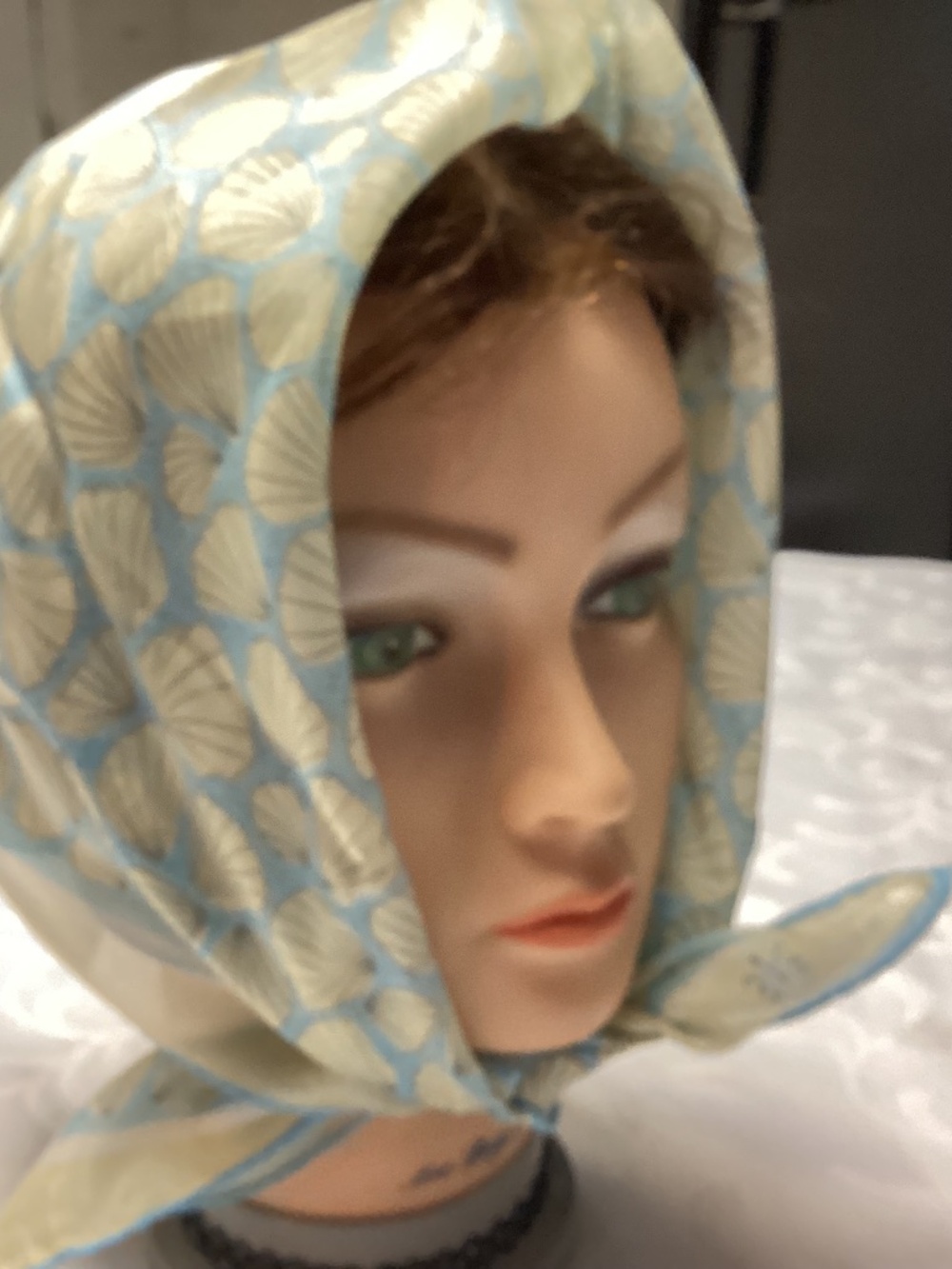 VERA NEUMAN. LADY.  BUG SIGNED SEA SHELL SCARF. MUST SEE ME 💃💃💃💙